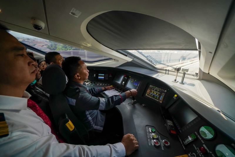 Hadiah HUT ke-79 RI dari KCIC, Masinis Whoosh Indonesia telah Kemudikan Kereta Berpenumpang