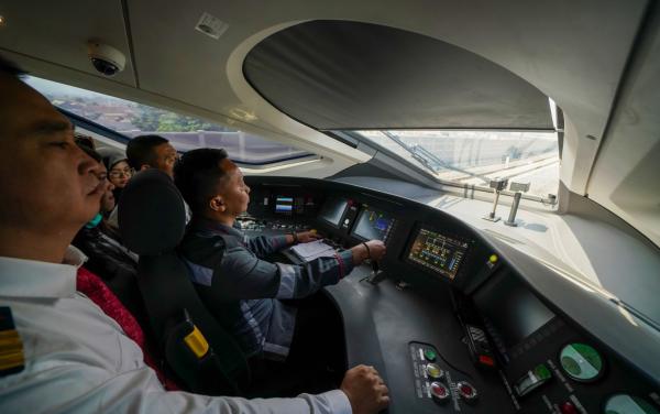 Hadiah HUT ke-79 RI dari KCIC, Masinis Whoosh Indonesia telah Kemudikan Kereta Berpenumpang