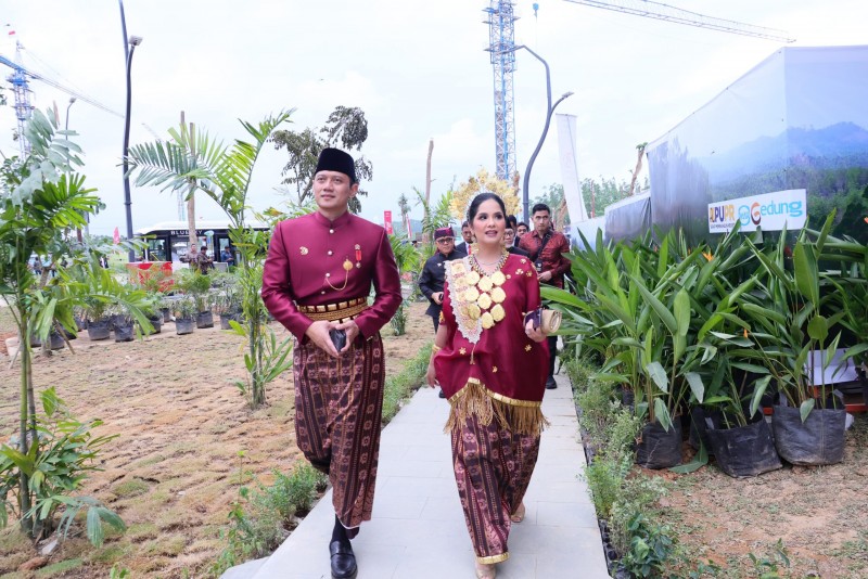 Hadir pada Upacara Penurunan Bendera Negara Sang Merah Putih, AHY Gunakan Baju Adat Daerah Sulsel
