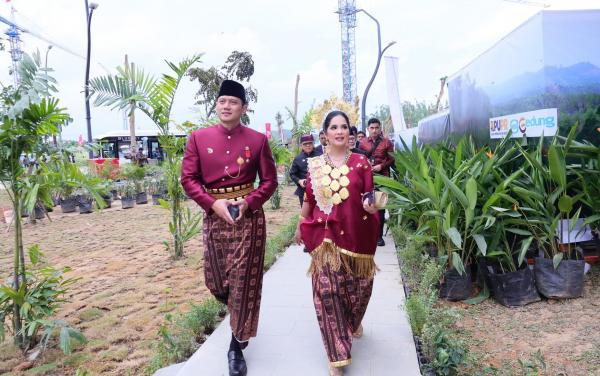 Hadir pada Upacara Penurunan Bendera Negara Sang Merah Putih, AHY Gunakan Baju Adat Daerah Sulsel