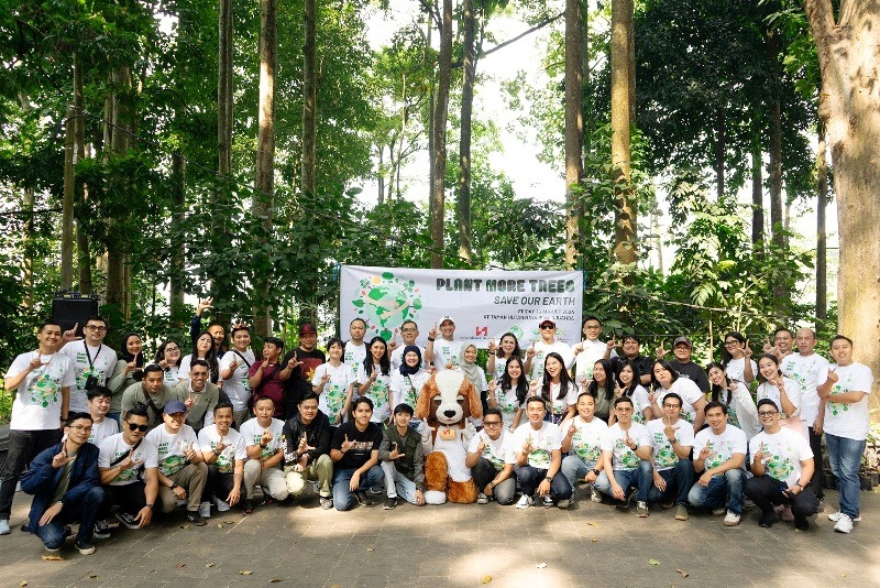 Rayakan HUT, Swiss-Belresort Dago Heritage dan Zest Sukajadi Bandung Tanam Pohon di Tahura
