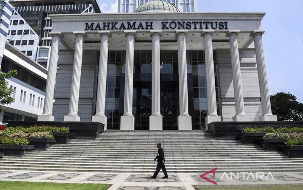 DPR dan Presiden Wajib Taat pada Putusan MK yang Bersifat Final, Mengikat dan Berlaku Seketika