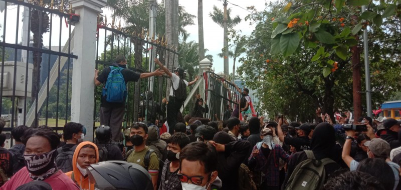 Kawal Putusan MK: Massa Aksi Jebol Gerbang DPR