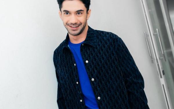 Ikut Aksi Tolak RUU Pilkada di DPR, Reza Rahadian: Ini Bukan Negara Milik Keluarga Tertentu!