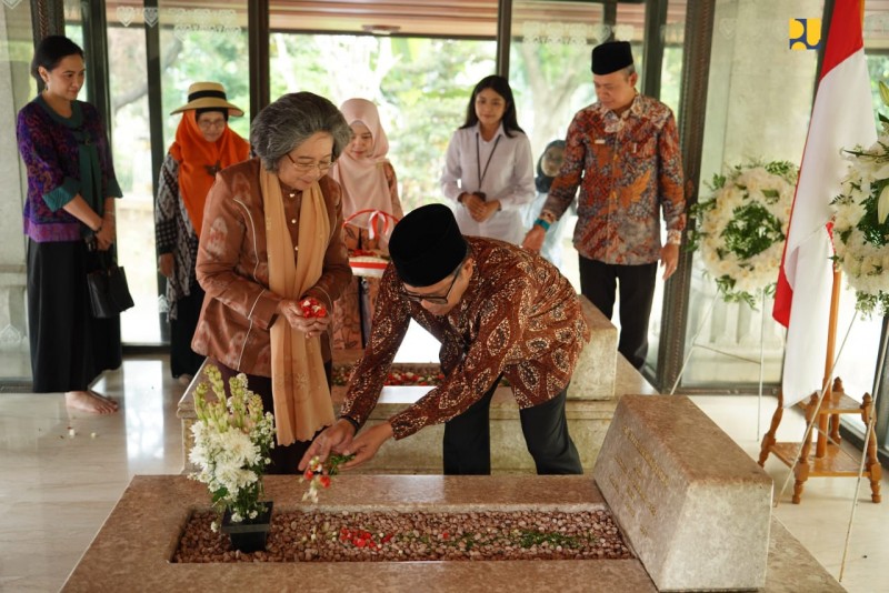 Peringati Hapernas 2024, Pejabat dan Pegawai Kementerian PUPR Ziarah ke Makam Bung Hatta
