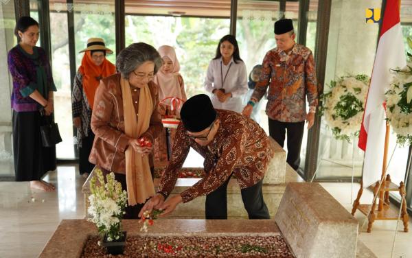 Peringati Hapernas 2024, Pejabat dan Pegawai Kementerian PUPR Ziarah ke Makam Bung Hatta
