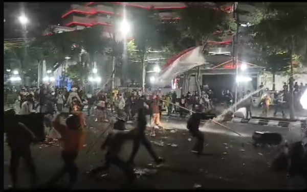 Demonstrasi Mahasiswa di Semarang Ricuh, Polisi Bertindak Represif