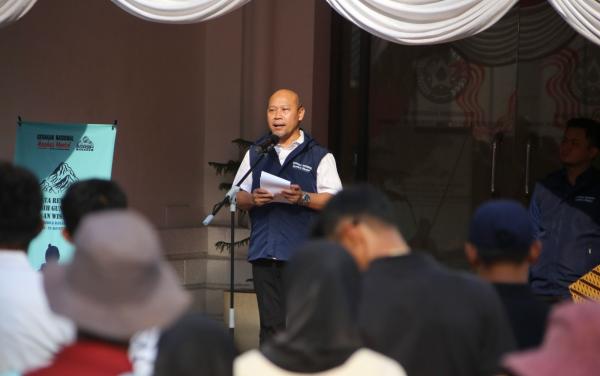 Pejabat Kemenko PMK Lepas 150 Relawan Aksi Bersih Gunung Prau