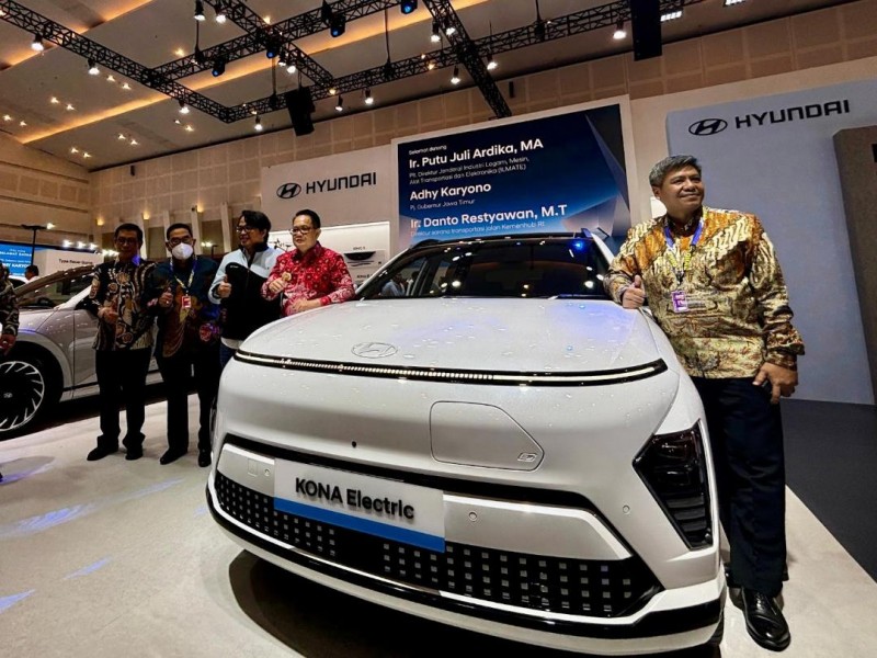 Kehadiran Mobil Listrik Hyundai Curi Perhatian Pj Gubernur Jatim di GIIAS Surabaya 2024