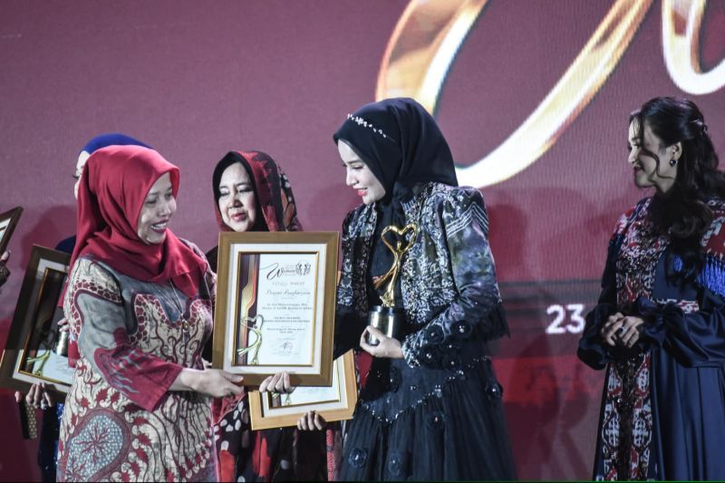 Ayu Widyaningrum Terima Penghargaan “Woman Empower Woman 2024”