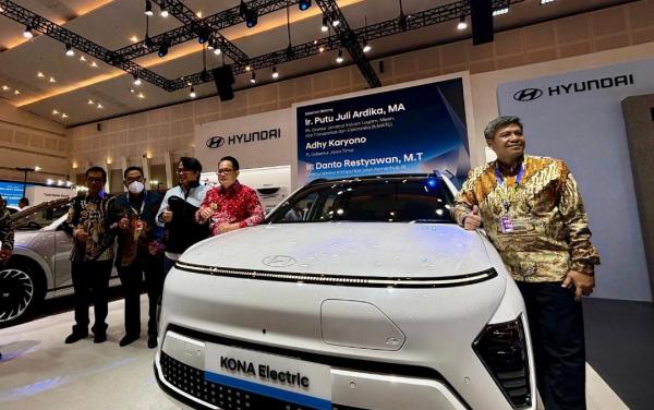 Kehadiran Mobil Listrik Hyundai Curi Perhatian Pj Gubernur Jatim di GIIAS Surabaya 2024