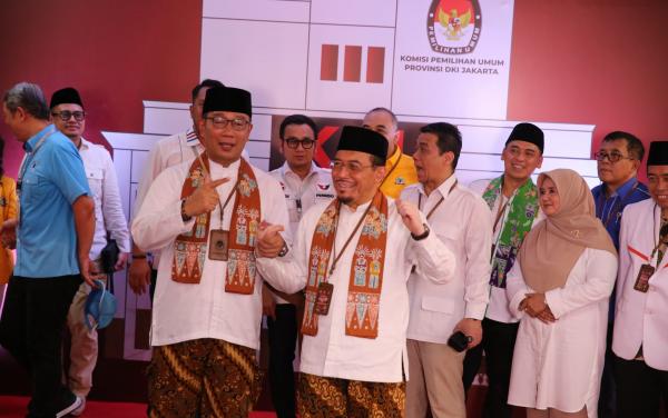 FOTO Duet RK-Suswono Disambut Meriah di KPU DKI Jakarta
