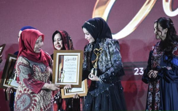 Ayu Widyaningrum Terima Penghargaan “Woman Empower Woman 2024”