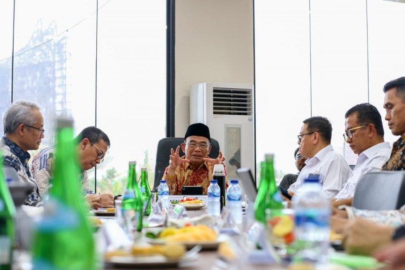 Muhadjir Bahas Peningkatan SDM Masyarakat Lokal di IKN