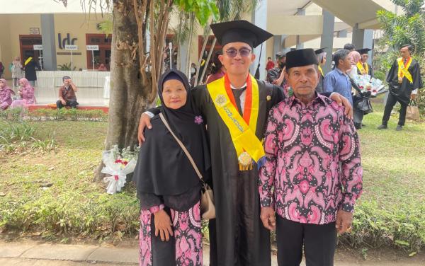 Kisah Inspiratif, Johar Ma’mun Anak Petani yang Lulus Cumlaude di UGM