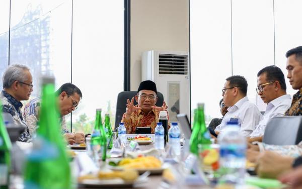 Muhadjir Bahas Peningkatan SDM Masyarakat Lokal di IKN