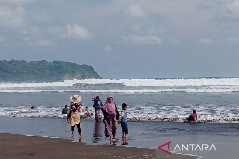 Waspada! Kawasan Laut Selatan Jabar-Jateng Masih Berpotensi Alami Gelombang Tinggi