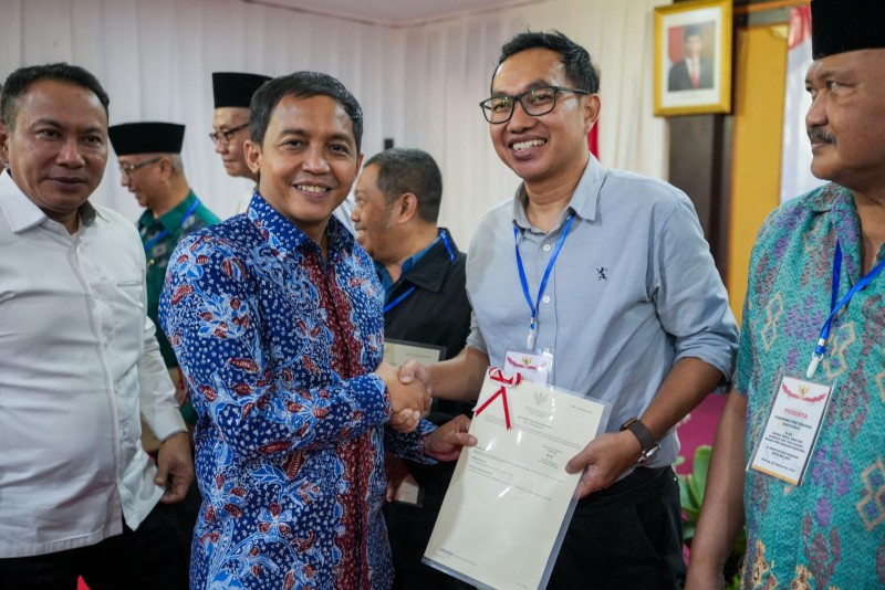 Selamatkan Setengah Triliun Aset Negara, Wamen ATR/BPN Serahkan Sertipikat Tanah ke Pemkot Malang