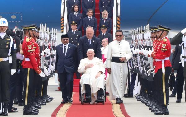 Misa Akbar Disiarkan di TV, Kemenag Imbau Tayangan Azan Magrib Via Running Text