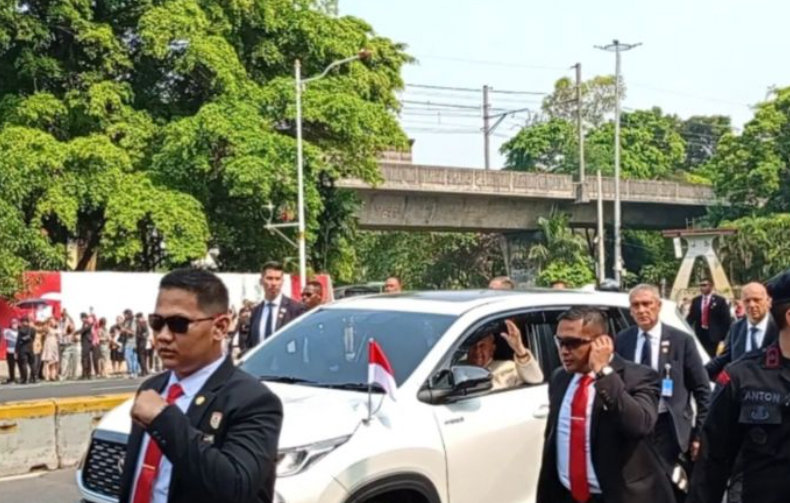 Paus Fransiskus Sapa Warga Jakarta dan Bertemu Jokowi