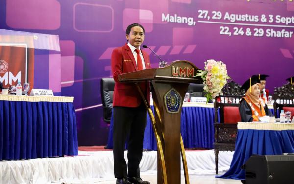 Wamen Raja Juli Antoni Beri Orasi Ilmiah Ajak Wisudawan UMM untuk Terus Belajar