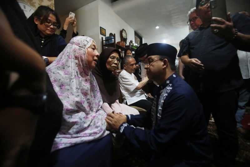 Anies Baswedan dan Sejumlah Tokoh Melayat ke Rumah Duka Faisal Basri