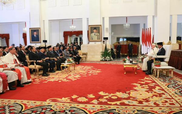 Pesan Sejuk Sekaligus Menohok Paus Fransiskus di Hadapan Jokowi