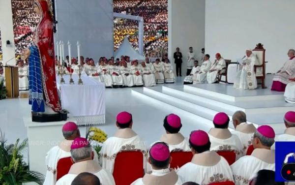 Misa Akbar Paus Fransiskus di GBK Berlangsung Hikmat