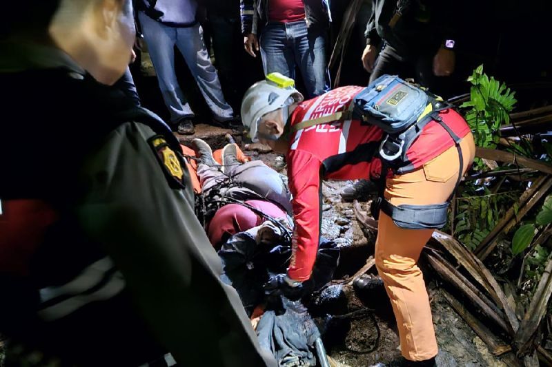 Polres Tanah Karo dan Basrnas Lakukan Evauasi Mahasiswa USU yang Tewas Jatuh ke Jurang Gunung Sibayak