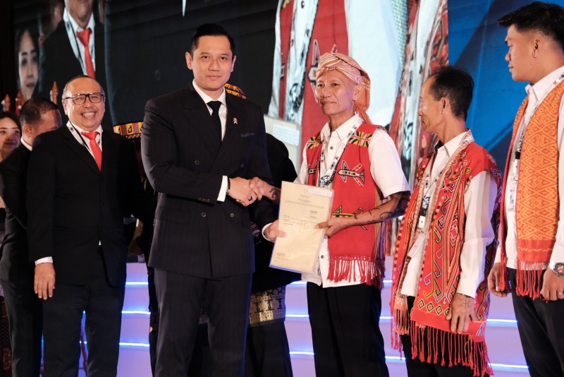 Terima Sertipikat dari Menteri AHY, Masyarakat Hukum Adat di Kapuas Hulu: Ini Penting bagi Keberlangsungan Kami