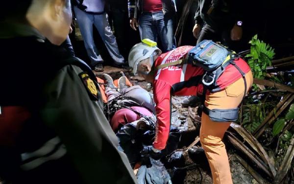 Polres Tanah Karo dan Basrnas Lakukan Evauasi Mahasiswa USU yang Tewas Jatuh ke Jurang Gunung Sibayak