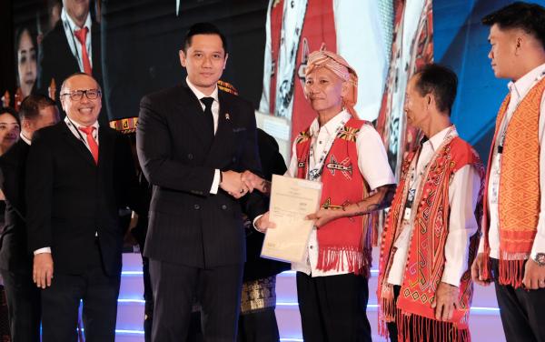 Terima Sertipikat dari Menteri AHY, Masyarakat Hukum Adat di Kapuas Hulu: Ini Penting bagi Keberlangsungan Kami