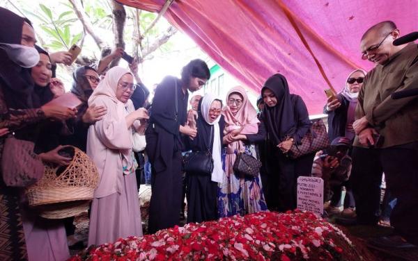 Tangis Ibunda Iringi Pemakaman Puput Novel