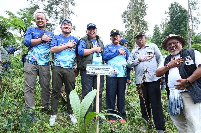 Hijaukan Kembali Desa Besakih, Pertamina Tanam 200 Pohon di Kaki Gunung Agung