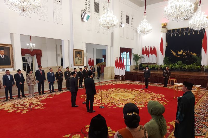Jokowi Lantik Gus Ipul Jadi Mensos Gantikan Risma