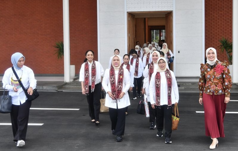 Jokowi Lantik Menteri, Iriana ke Kaltim