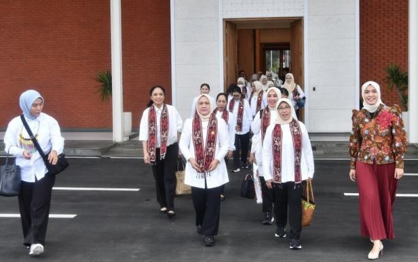 Jokowi Lantik Menteri, Iriana ke Kaltim