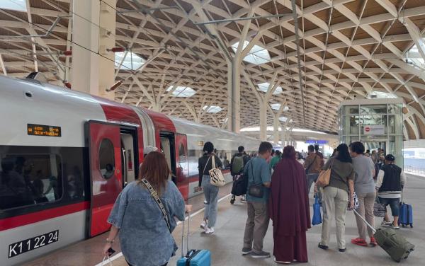 Momen Libur Panjang Akhir Pekan, Penumpang Whoosh Meningkat 25%