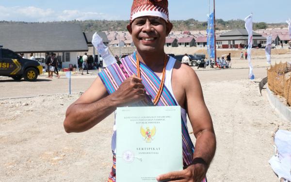 Terima Sertipikat dari Menteri AHY, Warga Eks Timor Timur Petik Hasil Kesetiaan kepada NKRI