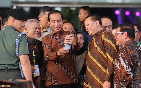 Pimpin Sidang MPR Terakhir, Bamsoet Singgung Beringin Diterjang Topan