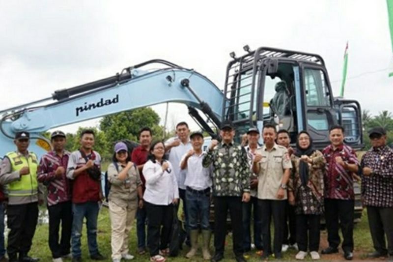 Pj Bupati Banyuasin Serahkan Bantuan Satu Unit Ekskavator ke Kampung Perikanan