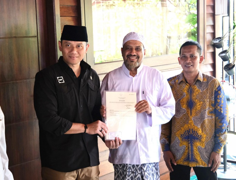 Menteri AHY Serahkan 52 Sertipikat Tanah Wakaf di Pasuruan