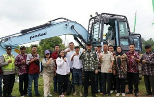 Pj Bupati Banyuasin Serahkan Bantuan Satu Unit Ekskavator ke Kampung Perikanan