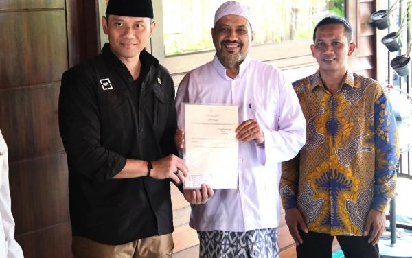 Menteri AHY Serahkan 52 Sertipikat Tanah Wakaf di Pasuruan