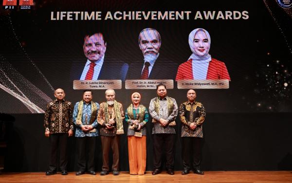 Berkontribusi Besar Majukan Industri Dalam Negeri, Nicke Widyawati Dianugerahi Lifetime Achievement Awards
