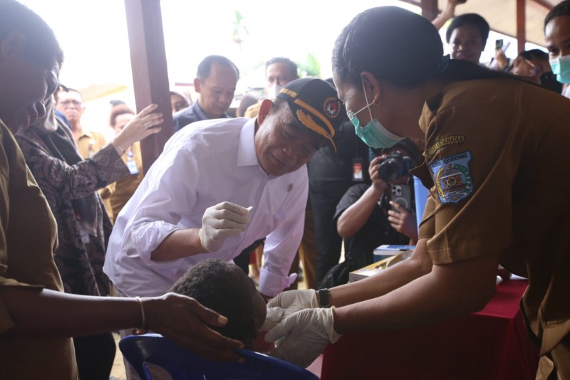 Menko Muhadjir Tinjau Pelaksanaan PIN Polio 2024 di Sorong