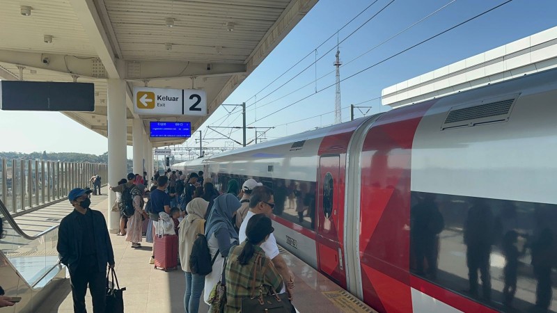 Jelang Setahun Operasi, Ini Manfaat Kereta Cepat Whoosh bagi Aspek Sosial dan Ekonomi Indonesia