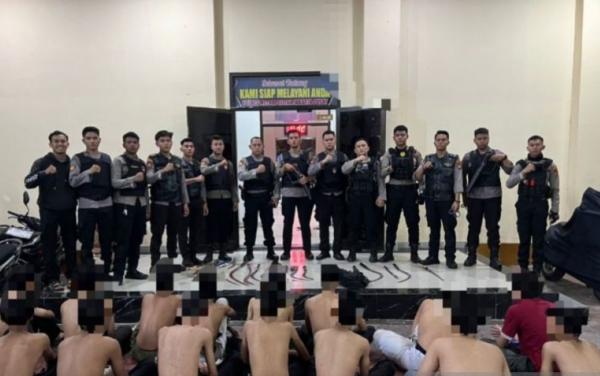 Polisi Tangkap 31 Pelajar Bawa Senjata Tajam yang Hendak Tawuran di Jakpus