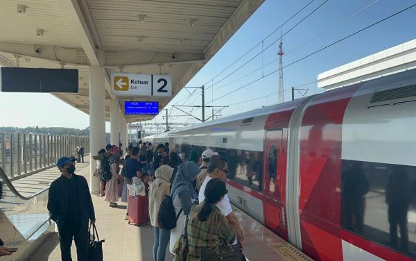 Jelang Setahun Operasi, Ini Manfaat Kereta Cepat Whoosh bagi Aspek Sosial dan Ekonomi Indonesia