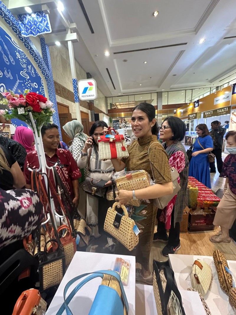 Pasarkan Produk Berkualitas Tinggi, 20 UMKM Binaan Pertamina Kebanjiran Pesanan di INACRAFT 2024